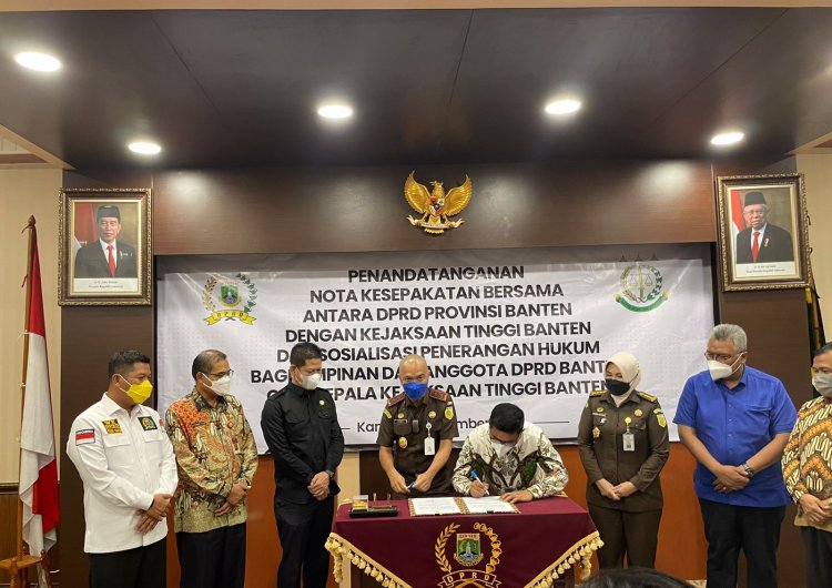 Bapak Inspektur selaku Plt Sekda mewakili Bapak Gubernur dalam acara PENANDATANGANAN NOTA KESEPAKATAN BERSAMA ANTARA DPRD PROVINSI BANTEN DENGAN KEJAKSAAN TINGGI BANTEN DAN SOSIALISASI PENERANGAN HUKUM BAGI PIMPINAN DAN ANGGOTA DPRD BANTEN OLEH KEPALA KEJ
