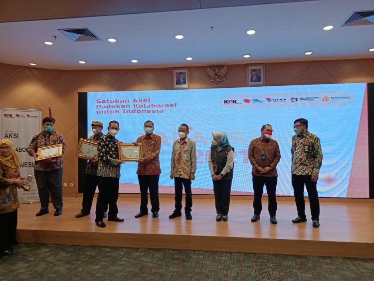 Inspektur Daerah Provinsi Banten Menerima Penghargaan Sebagai Mitra Strategis dalam Pengembangan Pendidikan Anti Korupsi di Indonesia. Pemprov Banten menjadi inisiator dan memberikan dasar dasar berkembangnya Pendidikan Anti Korupsi di Provinsi Banten