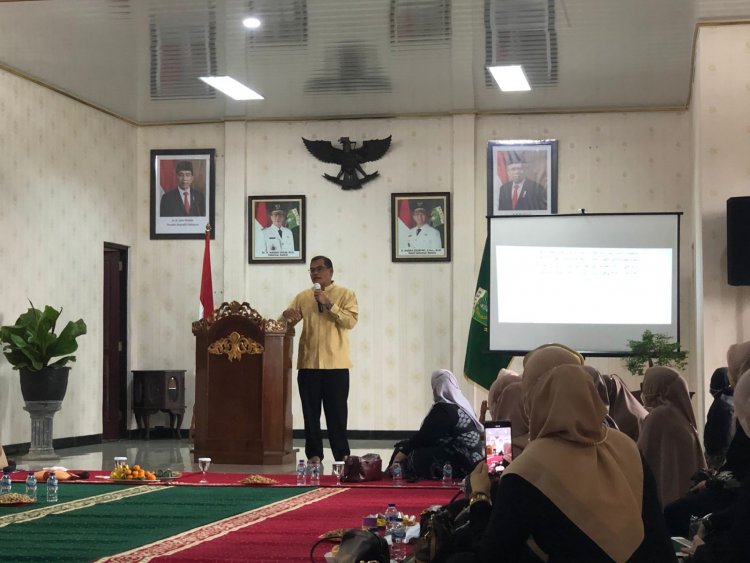 Bapak Inspektur selaku Plt. Sekda sedang memberikan siraman rohani bertempat di gedung DWP.
