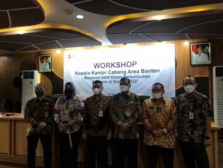 Inspektur selaku Plt. Sekda sedang mengisi narasumber dengan bank banten bertempat di bapenda