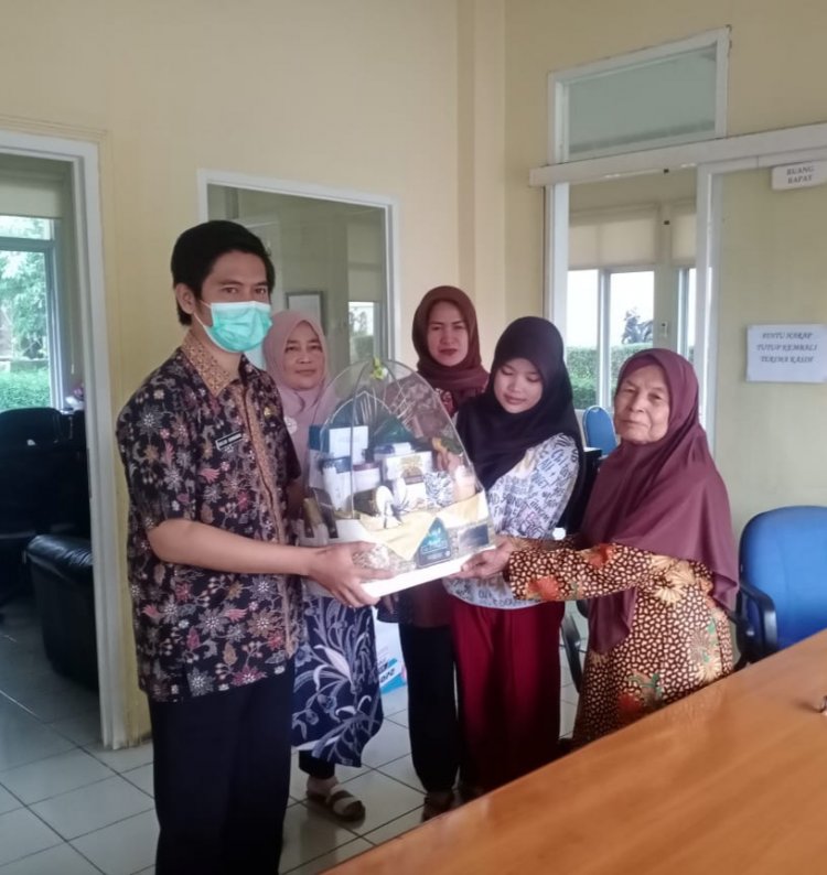 Tim Unit Pengendalian Gratifikasi (UPG) dari Inspektorat Daerah Provinsi Banten menyalurkan barang penerimaan Gratifikasi