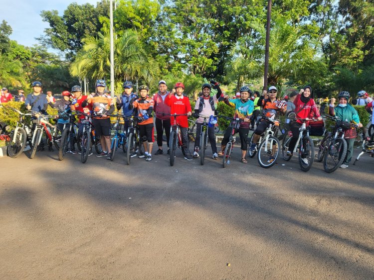 Gowes kebangsaan dalam rangka HUT RI ke 77 tingkat Provinsi Banten turut diramaikan oleh Plt. Inspektur Daerah Provinsi Banten beserta pegawai