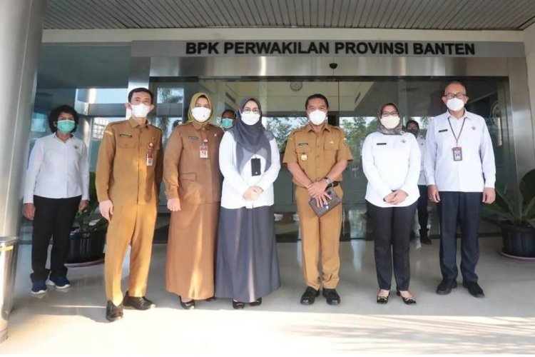 Plt. Inspektur Daerah Provinsi Banten, Usman Asshiddiqi Qohara, bersama Kepala Badan Pengelola Keuangan dan Aset Daerah Provinsi Banten, Hj. Rina Dewiyanti, mendampingi Pj. Gubernur Banten Al Muktabar dalam acara ramah tamah menerima dan melepas Kepala Ba