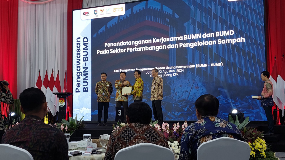 Penandatanganan Perjanjian Kerjasama BUMN dan BUMD pada Sektor Pertambangan dan Pengelolaan Sampah