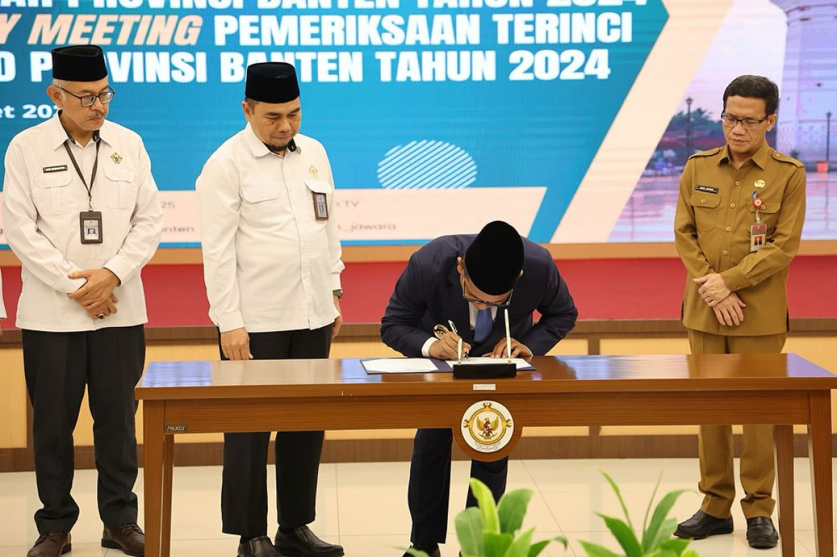 Gubernur Banten Andra Soni menyerahkan LKPD Unaudited Pemerintah Provinsi Banten tahun 2024 dan Entry Meeting Pemeriksaan Terinci Atas LKPD Provinsi Banten Tahun 2024