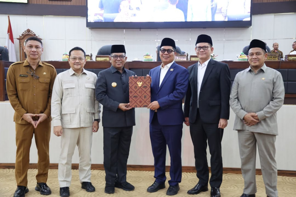 Rapat Paripurna DPRD Provinsi Banten terkait Jawaban Gubernur Terhadap Pandangan Umum Fraksi-Fraksi atas Raperda tentang Pertanggungjawaban Pelaksanaan APBD Provinsi Banten TA 2024