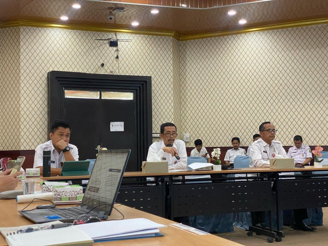 Bertempat di Ruang Aula lantai 3 Gedung Inspektorat Daerah Provinsi Banten pada Hari Rabu, 24 Januari 2024.  Plt. Inspektur Daerah Provinsi Banten didampingi Inspektur Pembantu IV memberikan sambutan sekaligus membuka acara terkait Monitoring Rencana Aksi