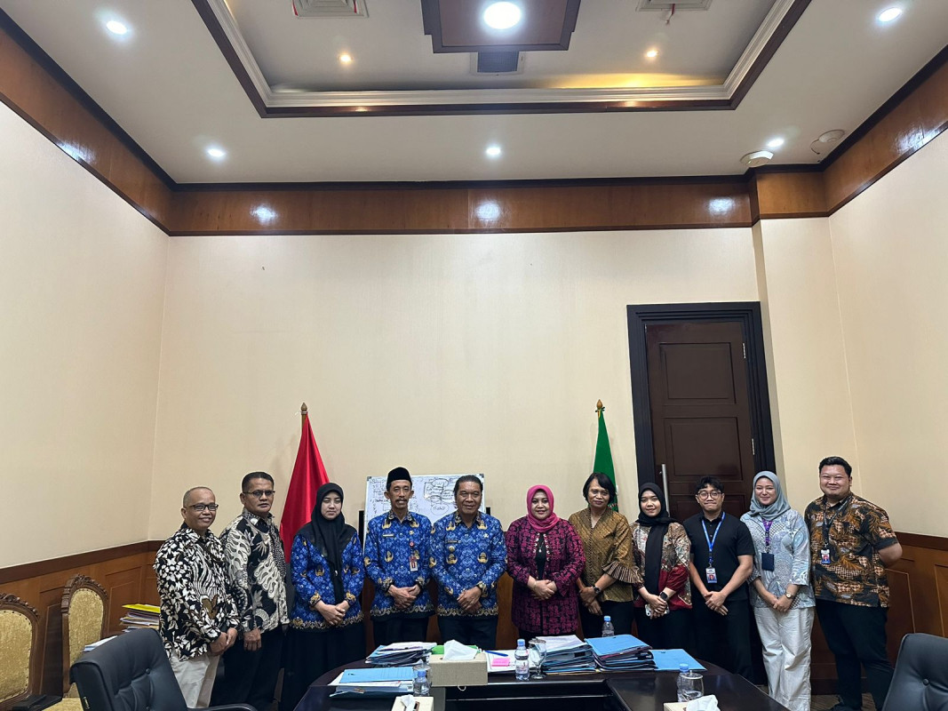 Penyerahan Laporan Semester oleh Perwakilan BPKP Provinsi Banten kepada Gubernur Banten sekaligus Purnabhakti Ibu Kaper Perwakilan BPKP Provinsi Banten