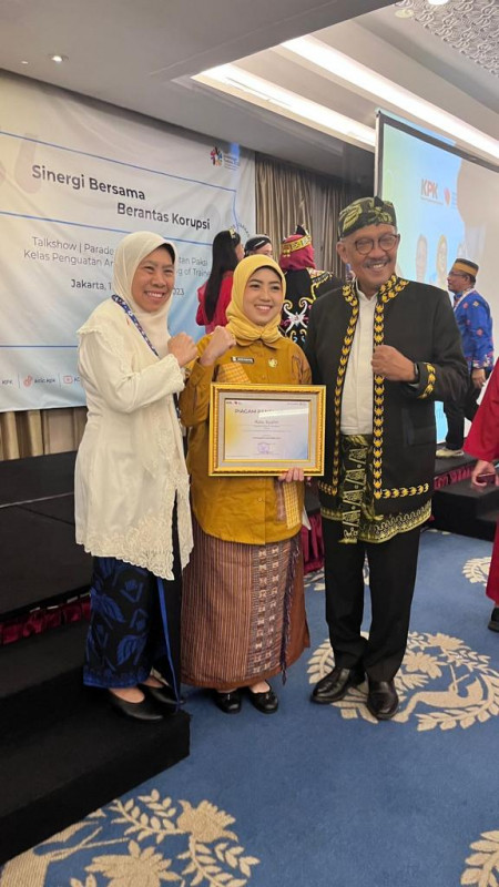 Sekretaris Inspektorat Daerah Provinsi Banten selaku Katua FORPAK Banten Diganjar Penghargaan oleh KPK-RI